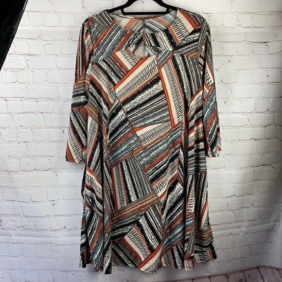 Keyhole Detail Geometric Pattern Swing Dress - Picture 10 of 10